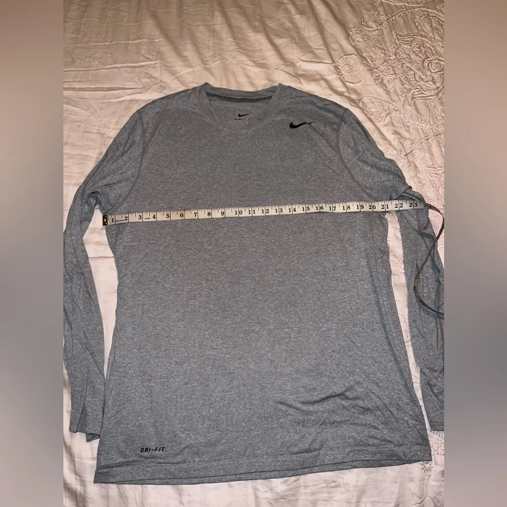 Nike Dri-FIT Gray Long Sleeve Performance Top Size M